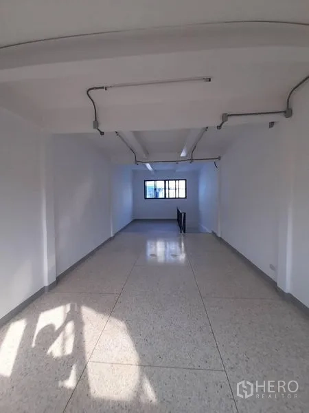 店屋 出租在Khlong Toei, Bangkok - 楼上工作区，采光窗与抛光地面，明装电管照明