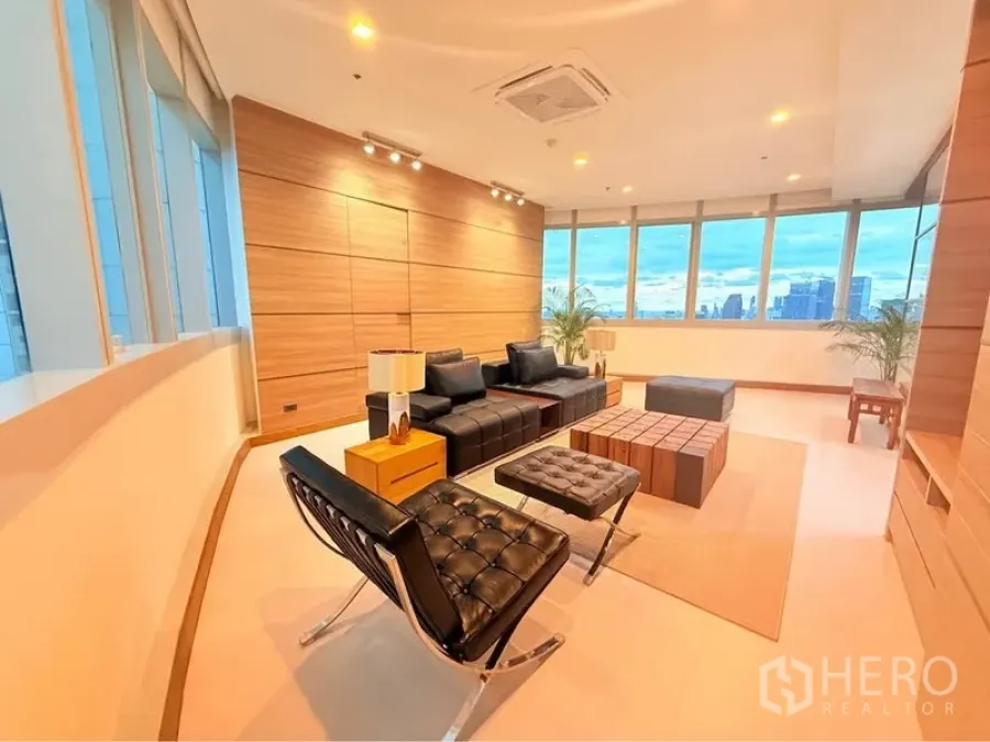 คอนโด ให้เช่าหรือขายในKhlong Toei, Bangkok - พื้นที่นั่งเล่นสมัยใหม่ ผนังไม้ ฝ้าไฟสปอร์ตไลท์ โซฟาหนัง รายล้อมด้วยหน้าต่างโค้งรอบ