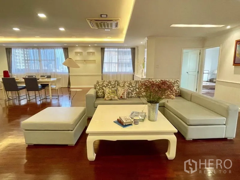 คอนโด ให้เช่าหรือขายในWatthana, Bangkok - ห้องนั่งเล่นโอเพนสเปซ โซฟา L โต๊ะกลาง พื้นไม้ และไฟฝ้าซ่อน