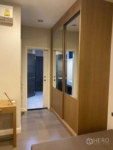 คอนโด ให้เช่าในKhlong Toei, Bangkok - โถงทางเดินสู่ห้องนอน พร้อมตู้บิวท์อินบานกระจกขนาดใหญ่