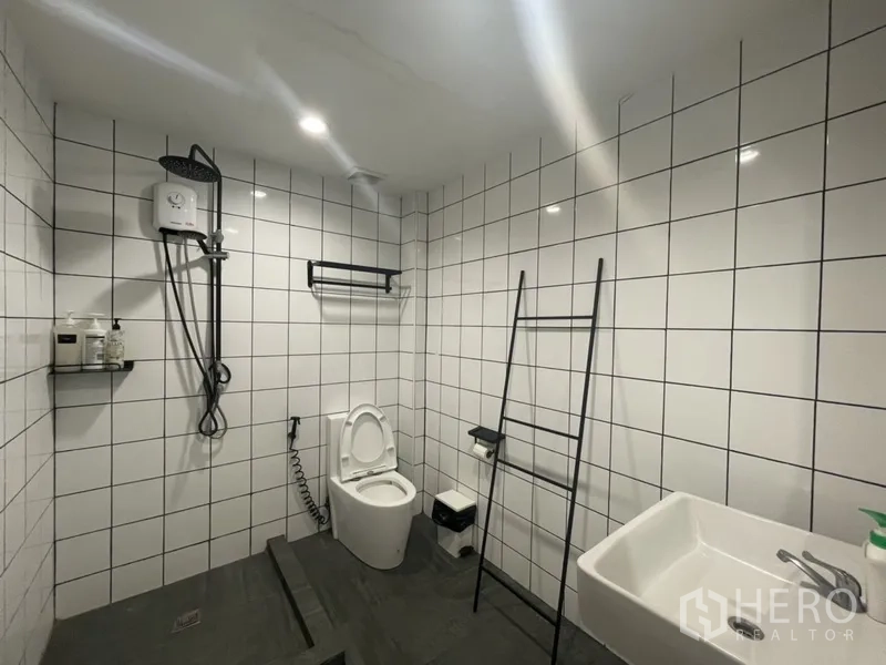 สำนักงานที่บ้าน ให้เช่าหรือขายในWatthana, Bangkok - ห้องน้ำสมัยใหม่ เรนชาวเวอร์ อ่างล้างหน้าแบบแขวน และพื้นกระเบื้องสีเข้ม