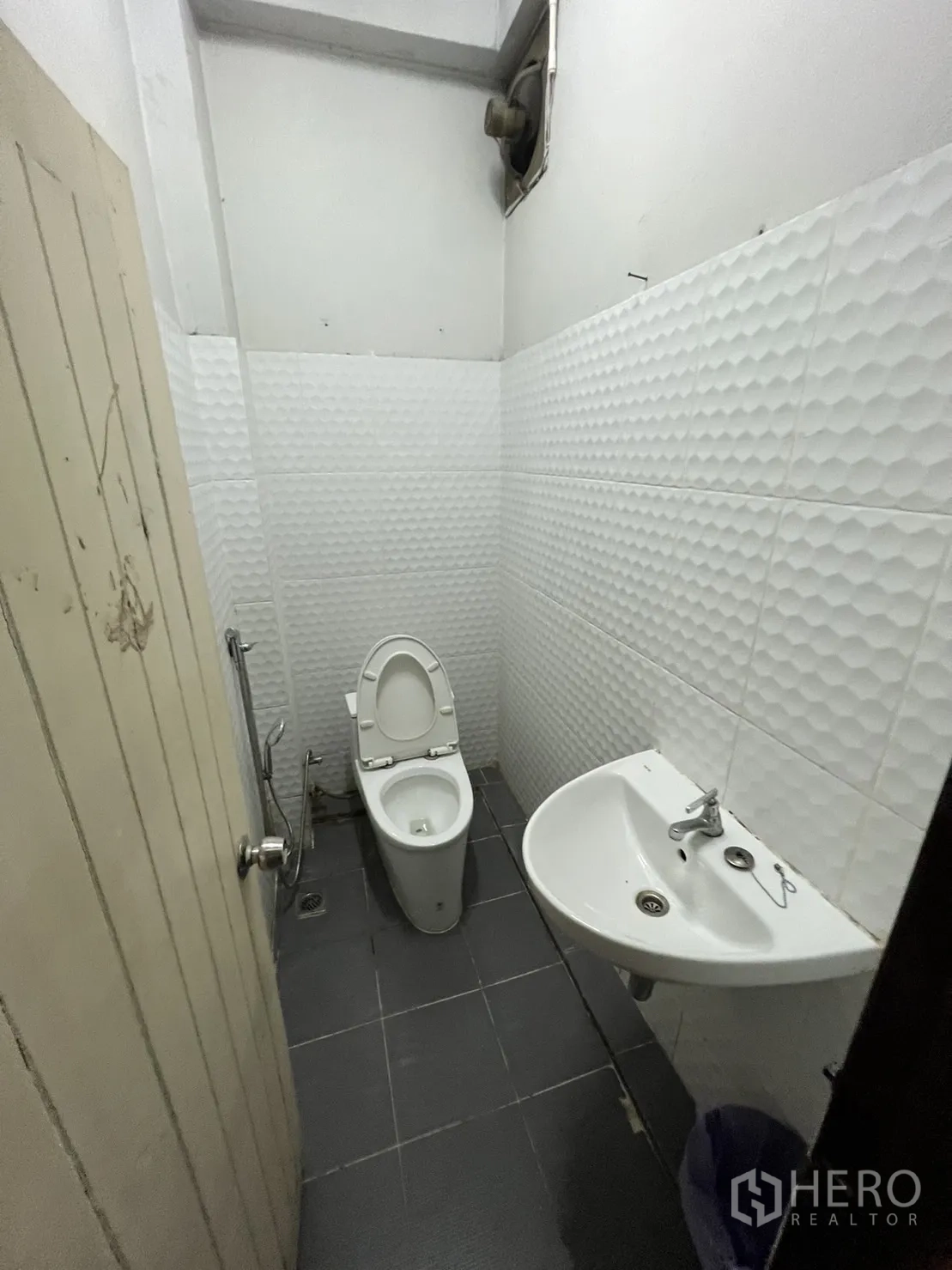 店屋 出租在Watthana, Bangkok - 紧凑卫生间，白色立体墙砖与坐便器。