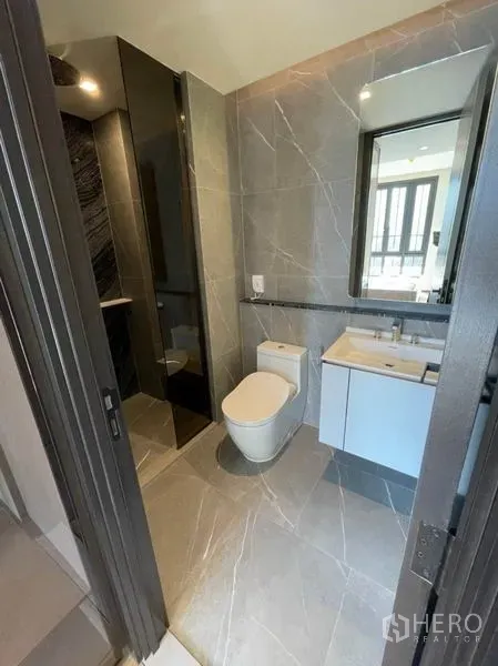 คอนโด ขายในWatthana, Bangkok - ห้องน้ำกว้างปูกระเบื้องหินอ่อน กระจกบานใหญ่ และห้องอาบน้ำกระจก