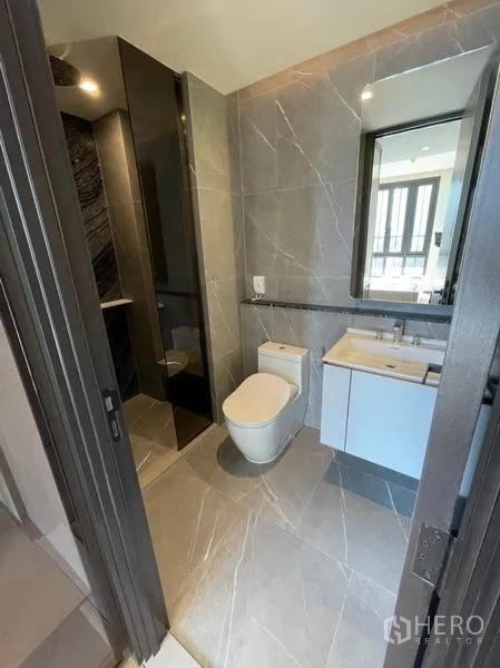 คอนโด ขายในWatthana, Bangkok - ห้องน้ำกว้างปูกระเบื้องหินอ่อน กระจกบานใหญ่ และห้องอาบน้ำกระจก