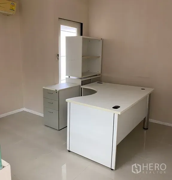 办公空间 出租在Din Daeng, Bangkok - 角落办公室，白色主管桌、抽屉柜与亮面地砖