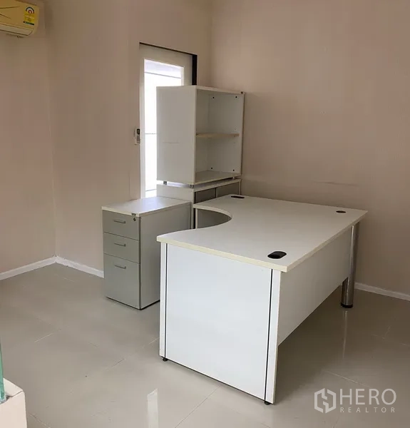 办公空间 出租在Din Daeng, Bangkok - 角落办公室，白色主管桌、抽屉柜与亮面地砖