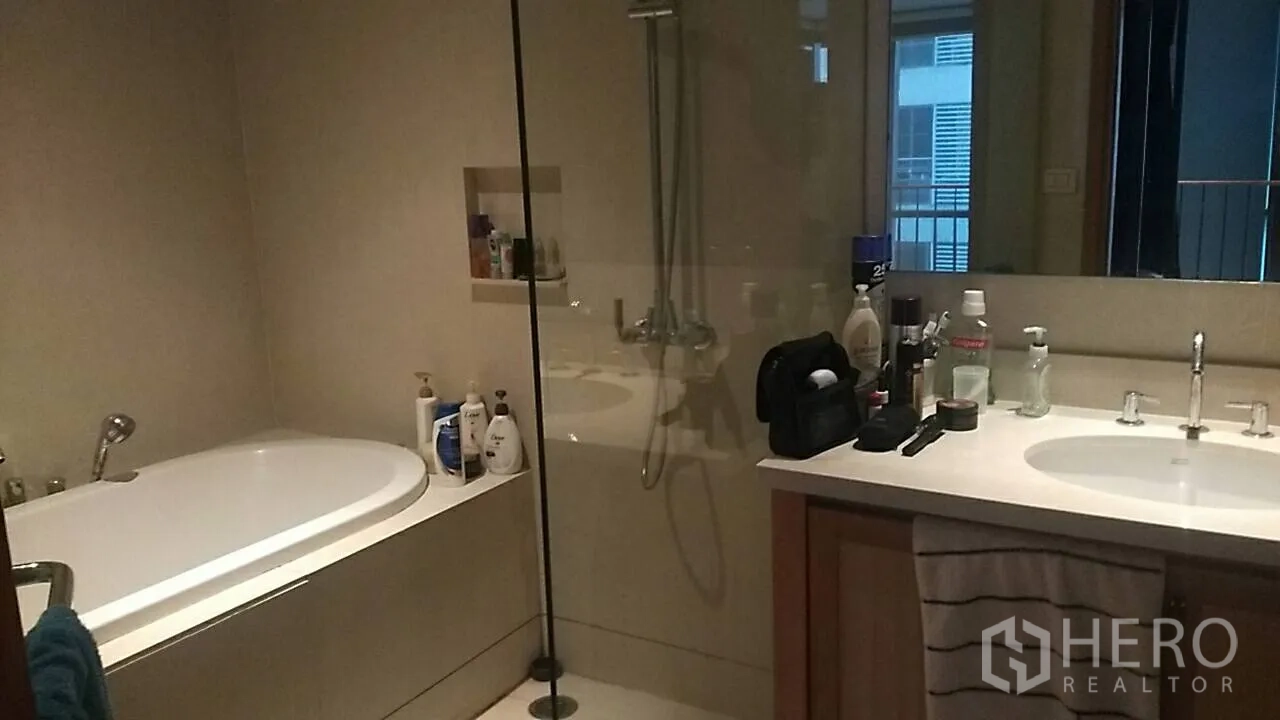 คอนโด ขายในKhlong Toei, Bangkok - ห้องน้ำพร้อมอ่างอาบน้ำ ฝักบัวกระจก และเคาน์เตอร์อ่างล้างหน้า