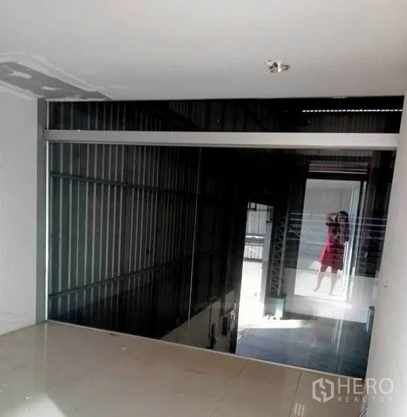 Factory for rent in Bang Phli, Samut Prakan - Mezzanine with glass partition overlooking the factory corridor, tiled floor and metal wall panels.