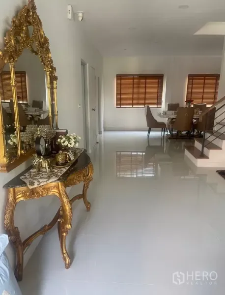 บ้าน ให้เช่าหรือขายในSaphan Sung, Bangkok - โถงบ้านสว่าง พื้นเงา ทางเชื่อมไปยังส่วนรับประทานอาหารและบันได