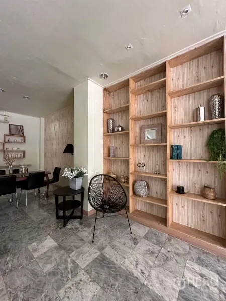 สำนักงานที่บ้าน ให้เช่าในSuan Luang, Bangkok - ผนังชั้นวางไม้เปิดโล่งข้างมุมนั่งเล่นในพื้นที่ส่วนกลาง