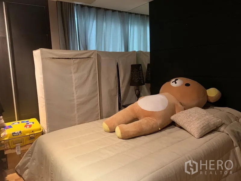 คอนโด ขายในKhlong Toei, Bangkok - ห้องนอนรองบรรยากาศอบอุ่น ม่านทึบและเตียงปูเรียบ