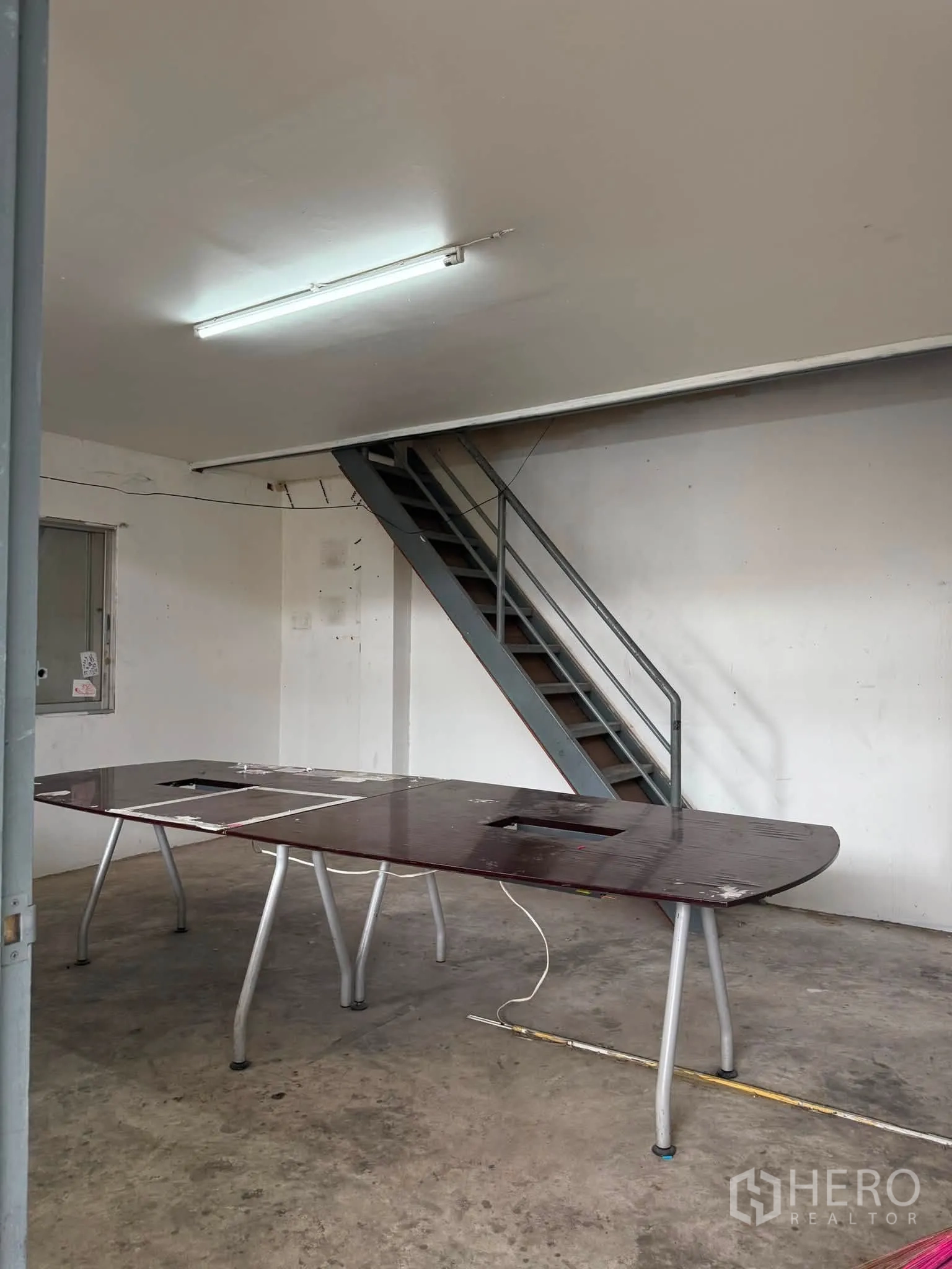 โกดัง for rent or sale in Phra Khanong, Bangkok - พื้นที่สำนักงานชั้นล่างพร้อมไฟฟลูออเรสเซนต์และบันไดเหล็กขึ้นชั้นลอย
