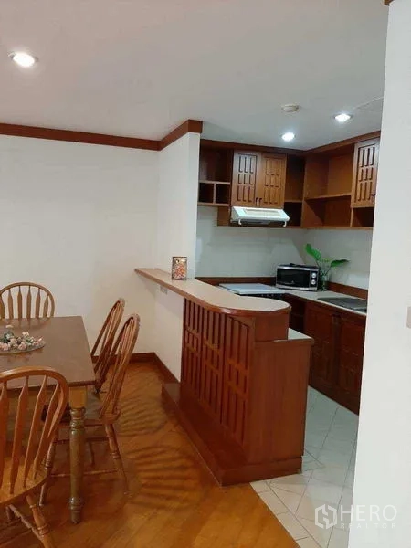 อพาร์ทเมนท์ ให้เช่าในWatthana, Bangkok - มุมครัวกะทัดรัด มีเตา เครื่องดูดควัน ไมโครเวฟ และตู้แขวน