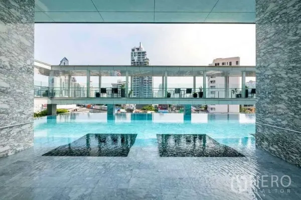 คอนโด ให้เช่าหรือขายในKhlong Toei, Bangkok - สระว่ายน้ำแบบอินฟินิตี้พร้อมพื้นหินอ่อน มองเห็นวิวสกายไลน์กรุงเทพฯ