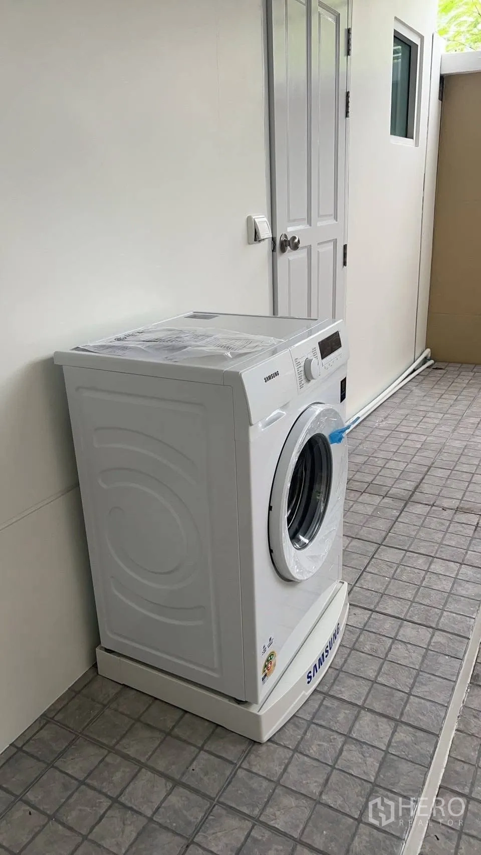独栋房屋 for rent in Bang Phli, Samut Prakan - 室外家务区，配滚筒洗衣机。