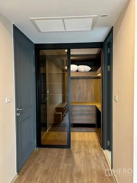 คอนโด ให้เช่า - วอล์กอินคลอเซ็ต ประตูกระจกบานเลื่อน พร้อมชั้นวางและลิ้นชักลายไม้