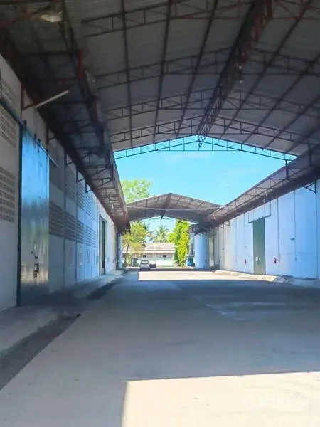 货栈 出租在Mueang Rayong, Rayong - 两栋仓库之间的覆盖走廊，提供全天候卡车通行。