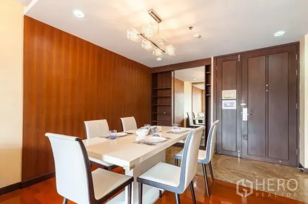 คอนโด ให้เช่าในWatthana, Bangkok - โซนรับประทานอาหารสว่างด้วยโต๊ะสีขาว โคมไฟห้อย และผนังไม้