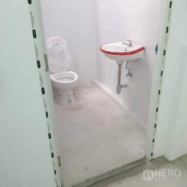 คลังสินค้า ให้เช่าในKhlong Toei, Bangkok - ห้องน้ำปูกระเบื้องสะอาด พร้อมโถสุขภัณฑ์และอ่างล้างมือแบบแขวน