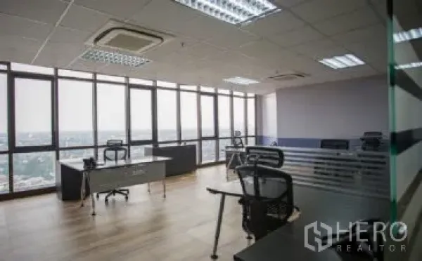 สำนักงาน ให้เช่าในKhlong Toei, Bangkok - มุมทำงานโปร่งโล่ง เห็นวิวกรุงเทพฯ รอบด้าน พื้นไม้ เก้าอี้ตาข่าย และไฟฝ้า