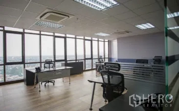 สำนักงาน ให้เช่าในKhlong Toei, Bangkok - มุมทำงานโปร่งโล่ง เห็นวิวกรุงเทพฯ รอบด้าน พื้นไม้ เก้าอี้ตาข่าย และไฟฝ้า