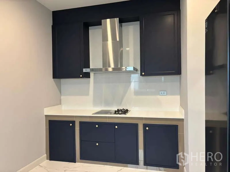 Detached House for rent in Bang Phli, Samut Prakan - Cooking zone with gas hob, chimney hood and ample counter space.