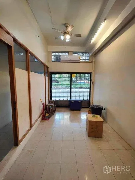 零售空间 出租在Khlong Toei, Bangkok - 一层店铺空间，瓷砖地面、吊扇，带安全栅栏的玻璃临街面。