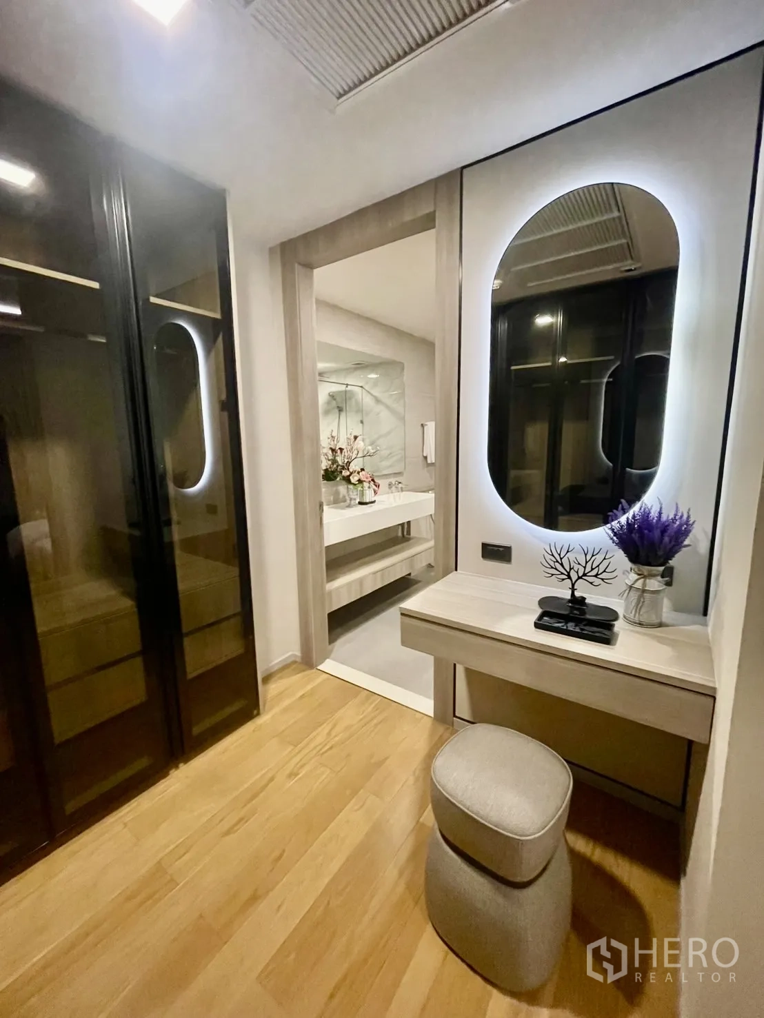 คอนโด ให้เช่าในWatthana, Bangkok - ห้องน้ำขนาดใหญ่ มีอ่างอาบน้ำ ชาวเวอร์แยก และเคาน์เตอร์ยาว