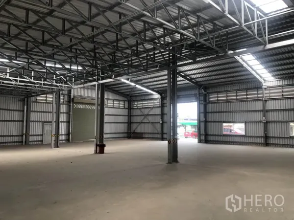 คลังสินค้า ให้เช่าในBang Yai, Nonthaburi - ฮอลล์เก็บสินค้าแบบเปิดโล่ง โครงถักเหล็ก แผงรับแสงสว่าง และช่องโหลดกว้าง