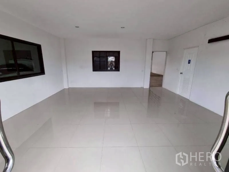 โกดัง for rent in Lam Luk Ka, Pathum Thani - พื้นที่ออฟฟิศชั้นล่างพื้นกระเบื้อง มีหน้าต่างและประตูภายใน
