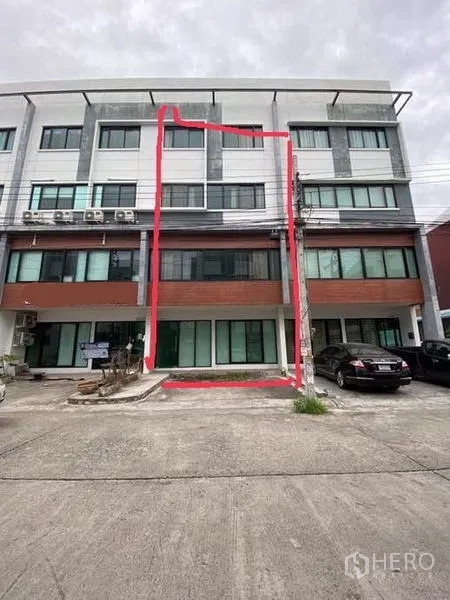 สำนักงานที่บ้าน ขายในBang Sao Thong, Samut Prakan - ด้านหน้าอาคารโฮมออฟฟิศ 4 ชั้นในแนวตึกแถว กระจกเต็มหน้าพร้อมที่จอดรถหน้าบ้าน