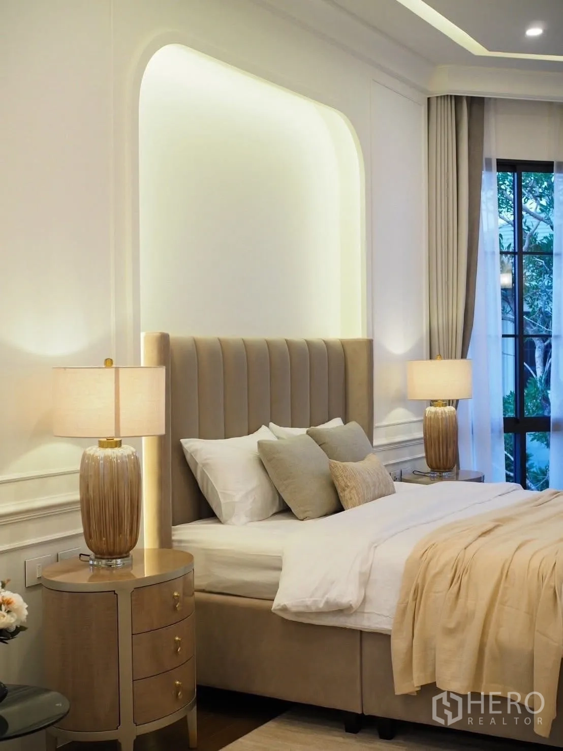 独立式住宅 出租在Bang Kapi, Bangkok - 主卧，软包床、背光拱形床头与配套台灯