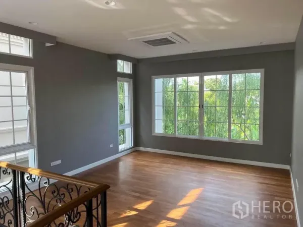 บ้าน ขายในYan Nawa, Bangkok - ชานพักบันไดชั้นบน พื้นไม้และหน้าต่างมุมใหญ่รับแสงธรรมชาติ