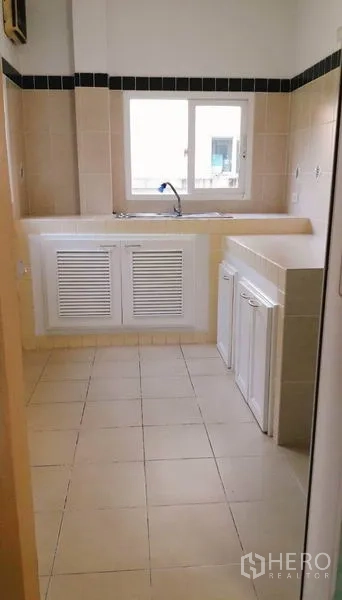 บ้าน ให้เช่าหรือขายในBang Yai, Nonthaburi - ครัวไทยใช้งานสะดวก เคาน์เตอร์ปูกระเบื้อง หน้าต่าง และตู้เก็บของ