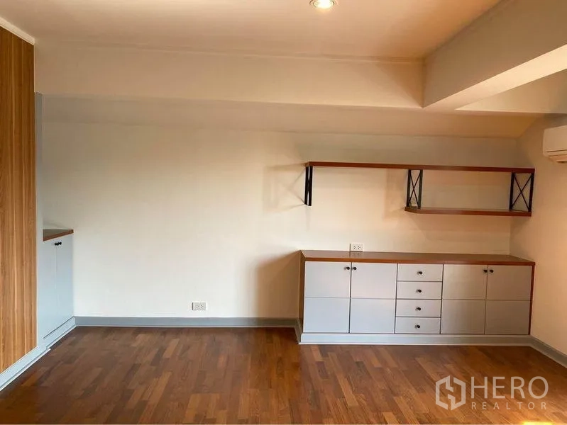 独立式住宅 出租在Watthana, Bangkok - 多功能房的内置柜与开放式置物架。