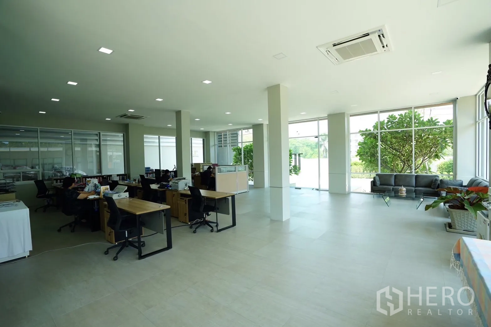 工厂 出售在Krathum Baen, Samut Sakhon - 空调开放式办公室，落地窗外可见花园