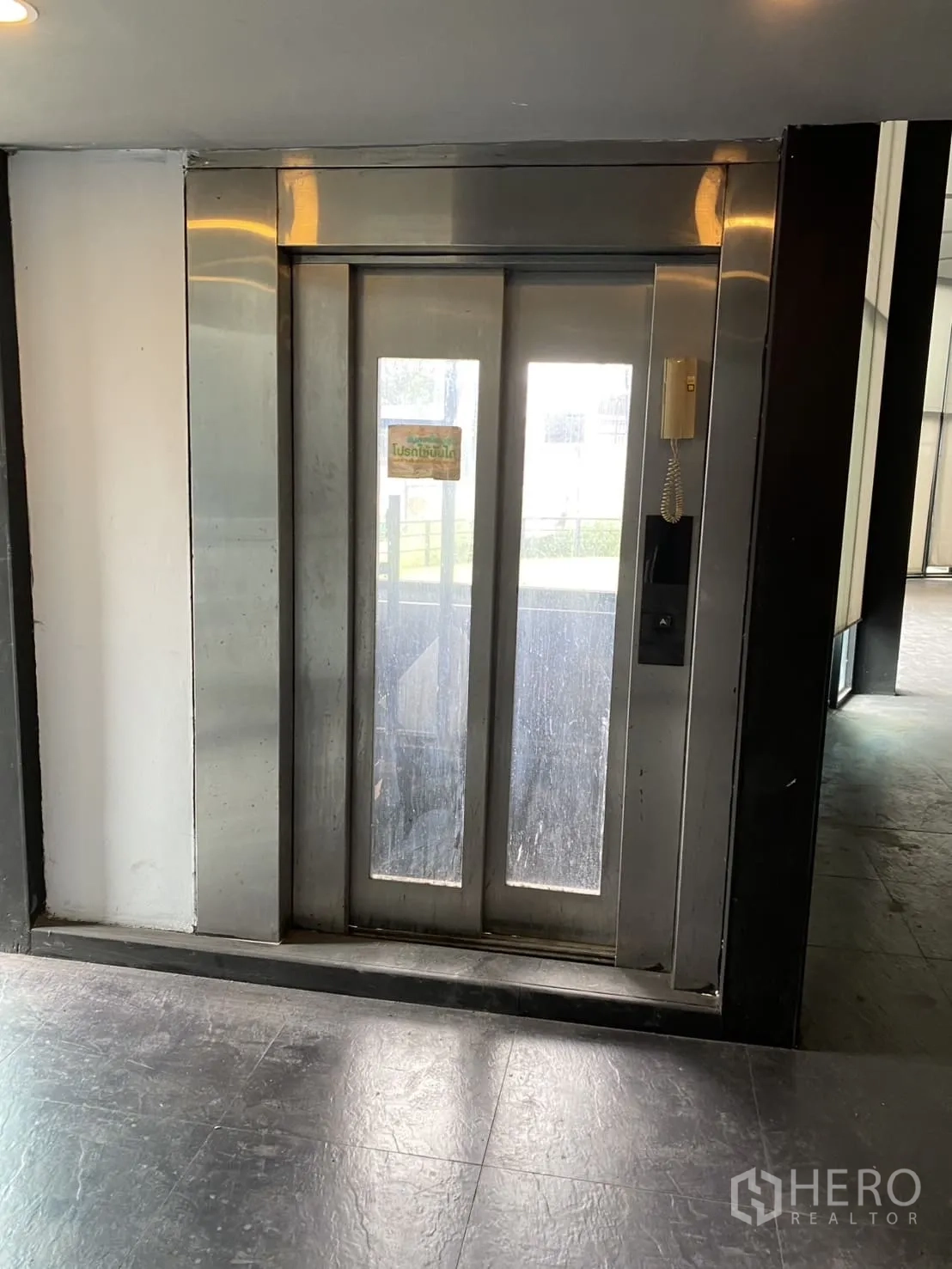 展厅 出租在Lat Phrao, Bangkok - 大厅内不锈钢门客梯。