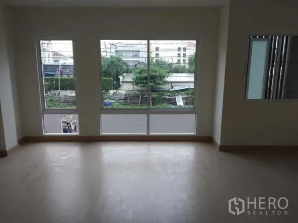 带办公室的家 出租在Prawet, Bangkok - 宽敞室内，三扇大窗与浅色木地板。