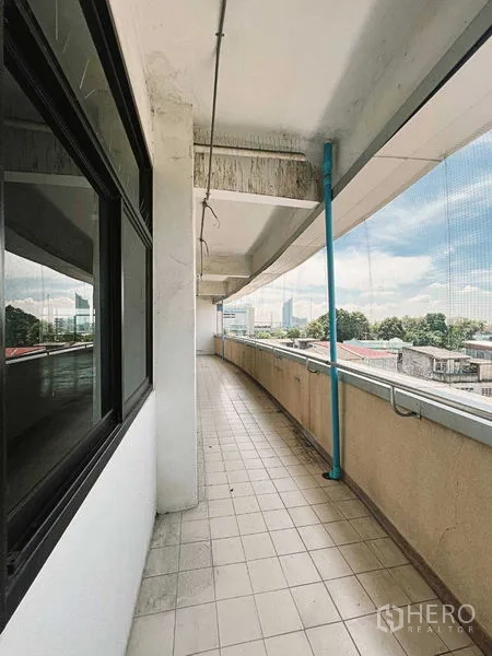 零售空间 出租在Yan Nawa, Bangkok - 外走廊式长阳台，设防护网，可看天际线。