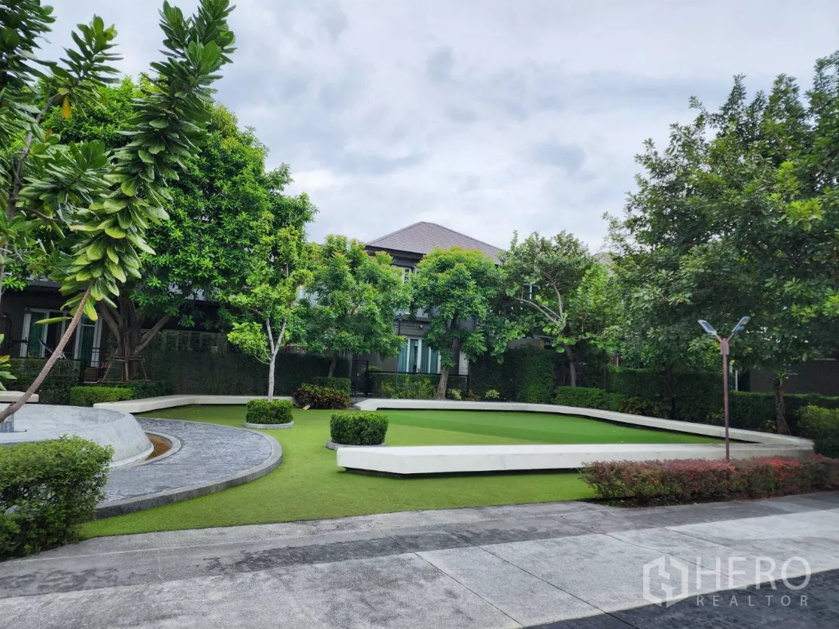 บ้าน ให้เช่าหรือขายในChatuchak, Bangkok - สวนส่วนกลาง สนามหญ้าและที่นั่งรายล้อมด้วยต้นไม้