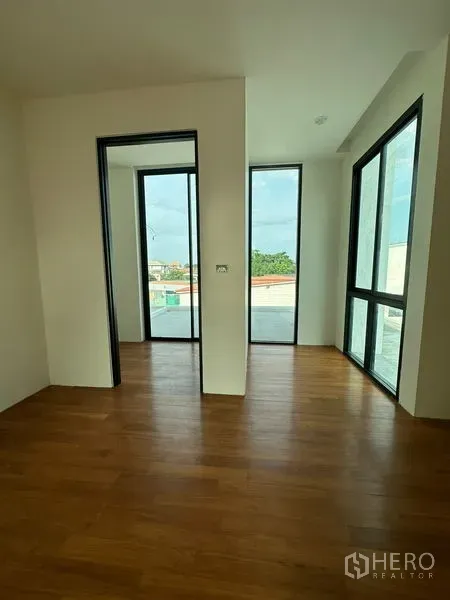 独立式住宅 出租在Watthana, Bangkok - 转角房配落地窗并可进入大露台，自然光充沛。