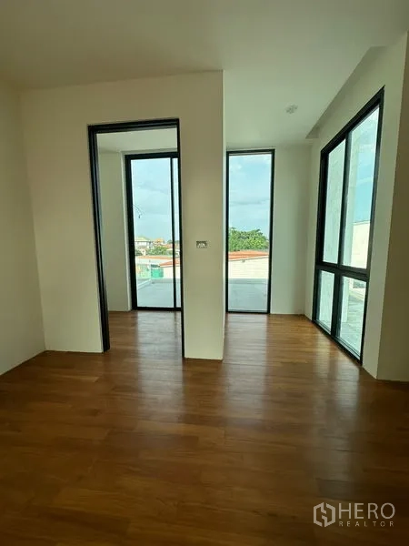 独立式住宅 出租在Watthana, Bangkok - 转角房配落地窗并可进入大露台，自然光充沛。