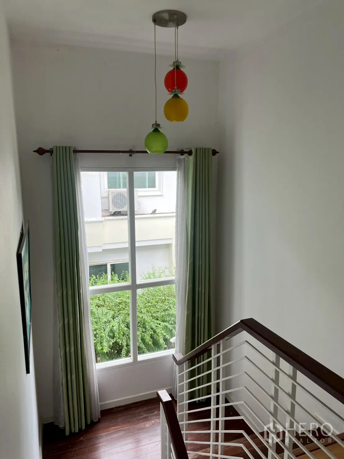 บ้าน ขายในMin Buri, Bangkok - โถงบันได หน้าต่างบานใหญ่และโคมแขวนสีสันสดใส