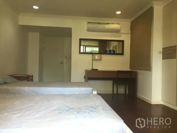 คอนโด ให้เช่าในWatthana, Bangkok - ห้องนอนเตียงคู่กว้างขวางพร้อมโต๊ะทำงาน กระจก มู่ลี่ และดาวน์ไลท์