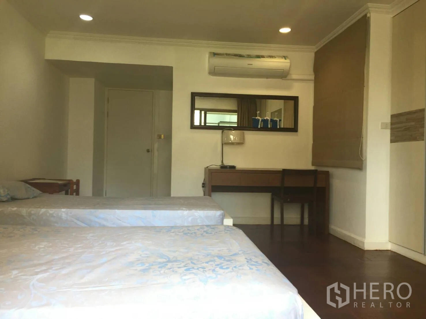 คอนโด ให้เช่าในWatthana, Bangkok - ห้องนอนเตียงคู่กว้างขวางพร้อมโต๊ะทำงาน กระจก มู่ลี่ และดาวน์ไลท์