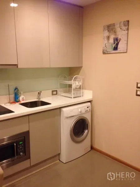 公寓 出租在Ratchathewi, Bangkok - 现代小厨房，含炉灶、水槽、微波炉与滚筒洗衣机