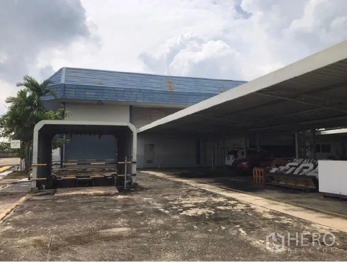 工厂 出租在Bang Bua Thong, Nonthaburi - 仓库一侧的穿梭式雨棚，可用于装卸或清洗。