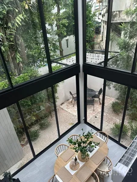 联排别墅 出售在Khlong Toei, Bangkok - 双层挑高玻璃餐厅与景观庭院相连，位于Phra Khanong联排别墅。