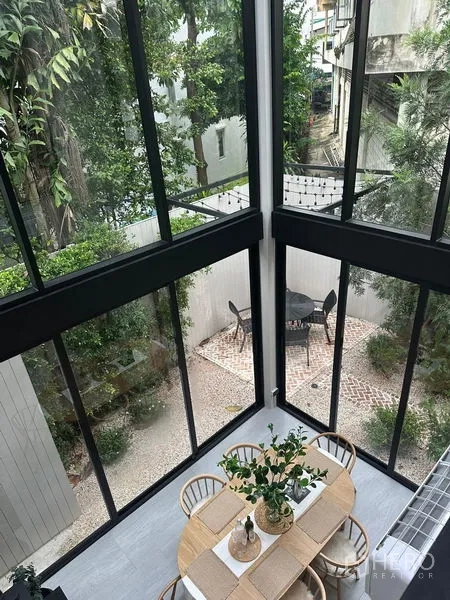 联排别墅 出售在Khlong Toei, Bangkok - 双层挑高玻璃餐厅与景观庭院相连，位于Phra Khanong联排别墅。