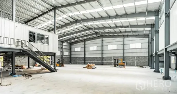 货栈 出租在Lat Krabang, Bangkok - 开阔仓库地面，带夹层办公室，高顶屋面与自然采光面板